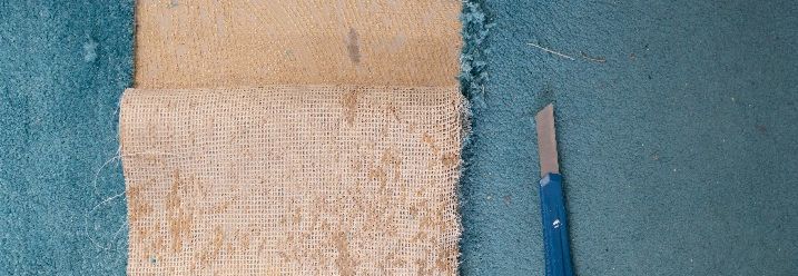 Teppich wird in Bahnen geschnitten